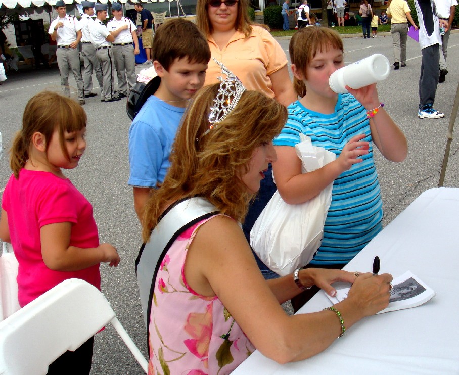 autographcrowdresize.jpg