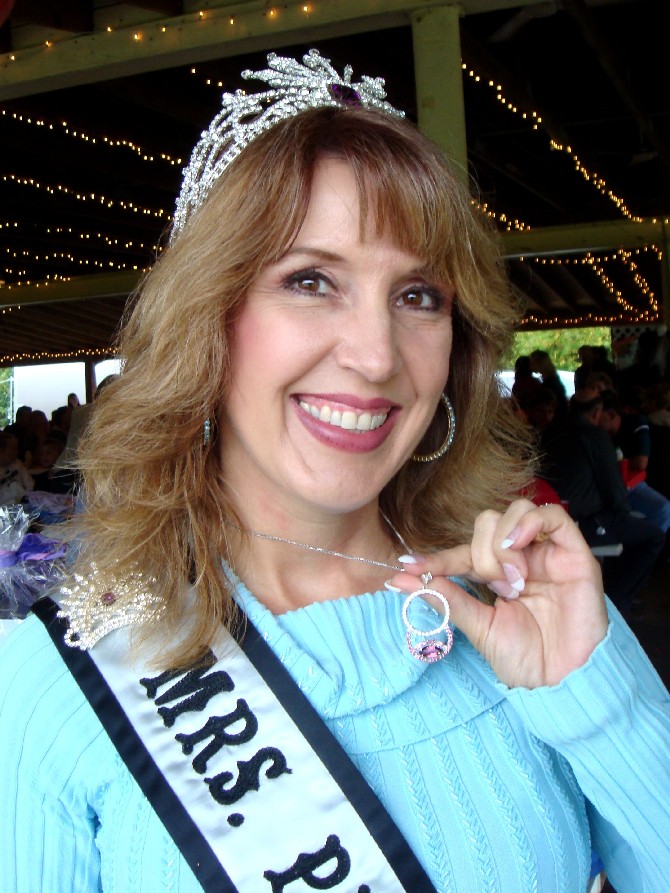 queennecklaceresize.jpg
